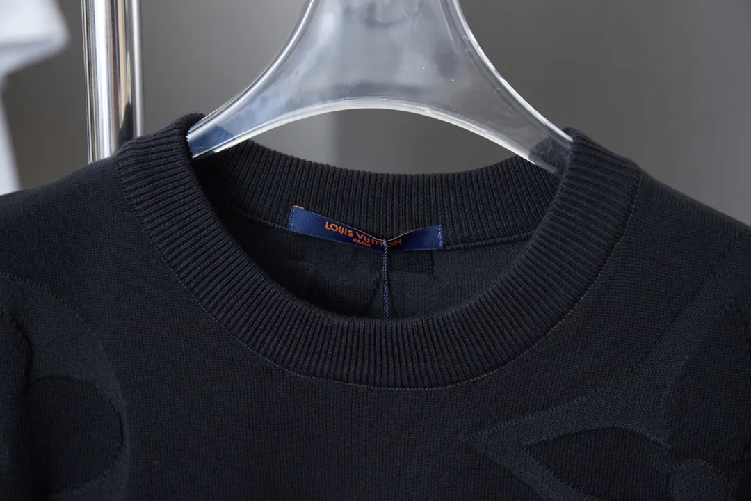 🅿️220 Louis Vuitton 1V 25SS early spring new model, rendering LV knitted short sleeves, light luxury, a must-have item for daily commuting for men and women, correct version, welcome to compare, detailed features · Made of high-viscosity cotton material, high count cotton is added, dry and avoid stuffiness · Made of jacquard machine imported from Germany. Double-needle sewing and cross-seam technology · Original main mark, washed tag, brand moisture-proof paper packaging Color: Black Size: S/M/L/XL